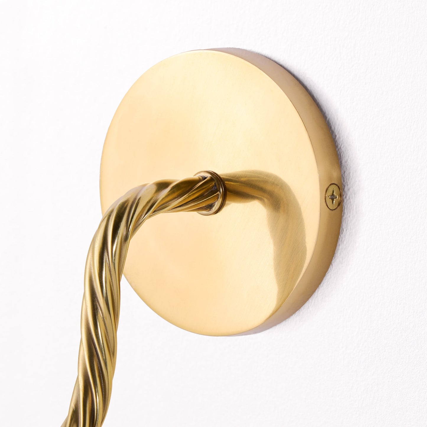 Quingo cordless wall fixture in brass