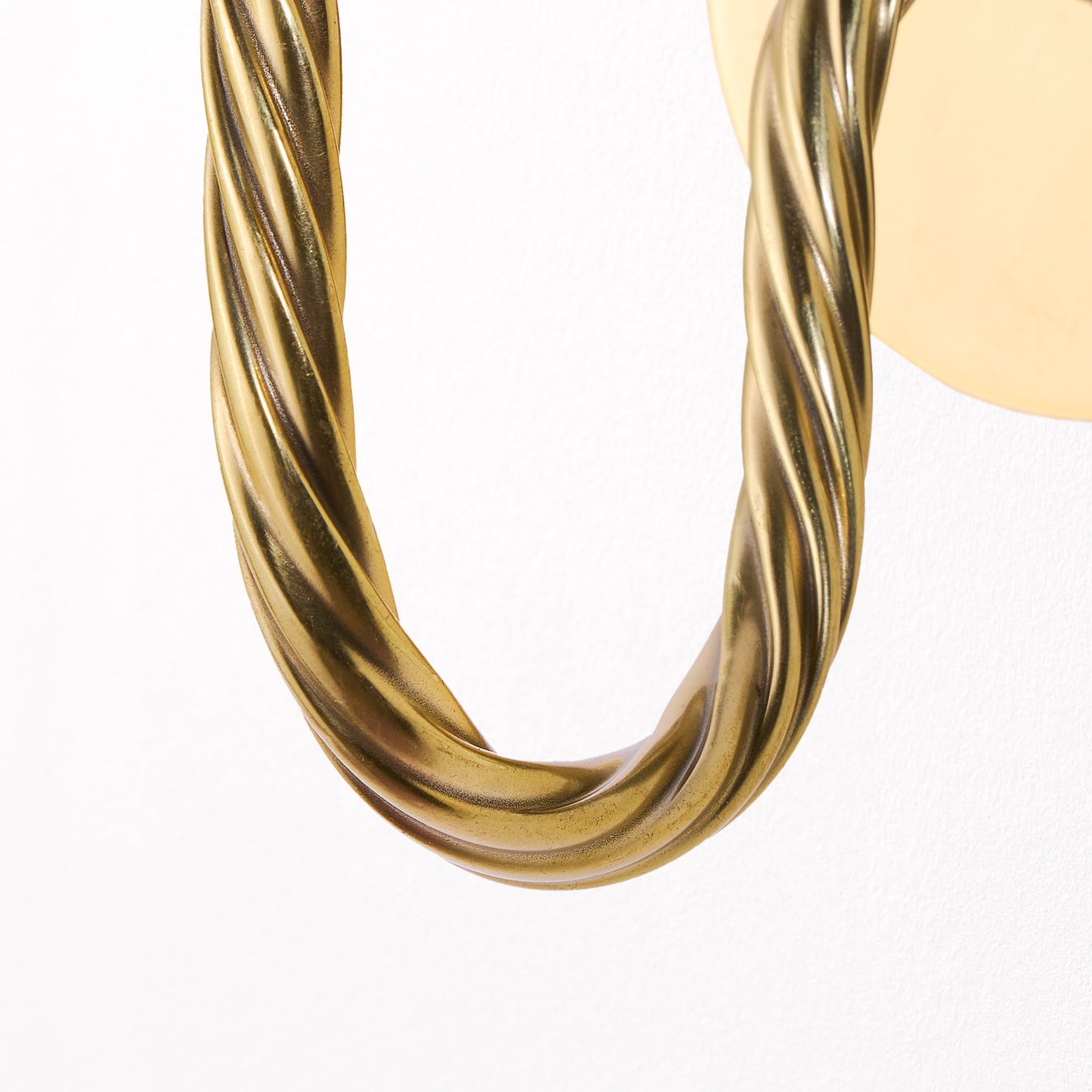 Quingo cordless wall fixture in brass