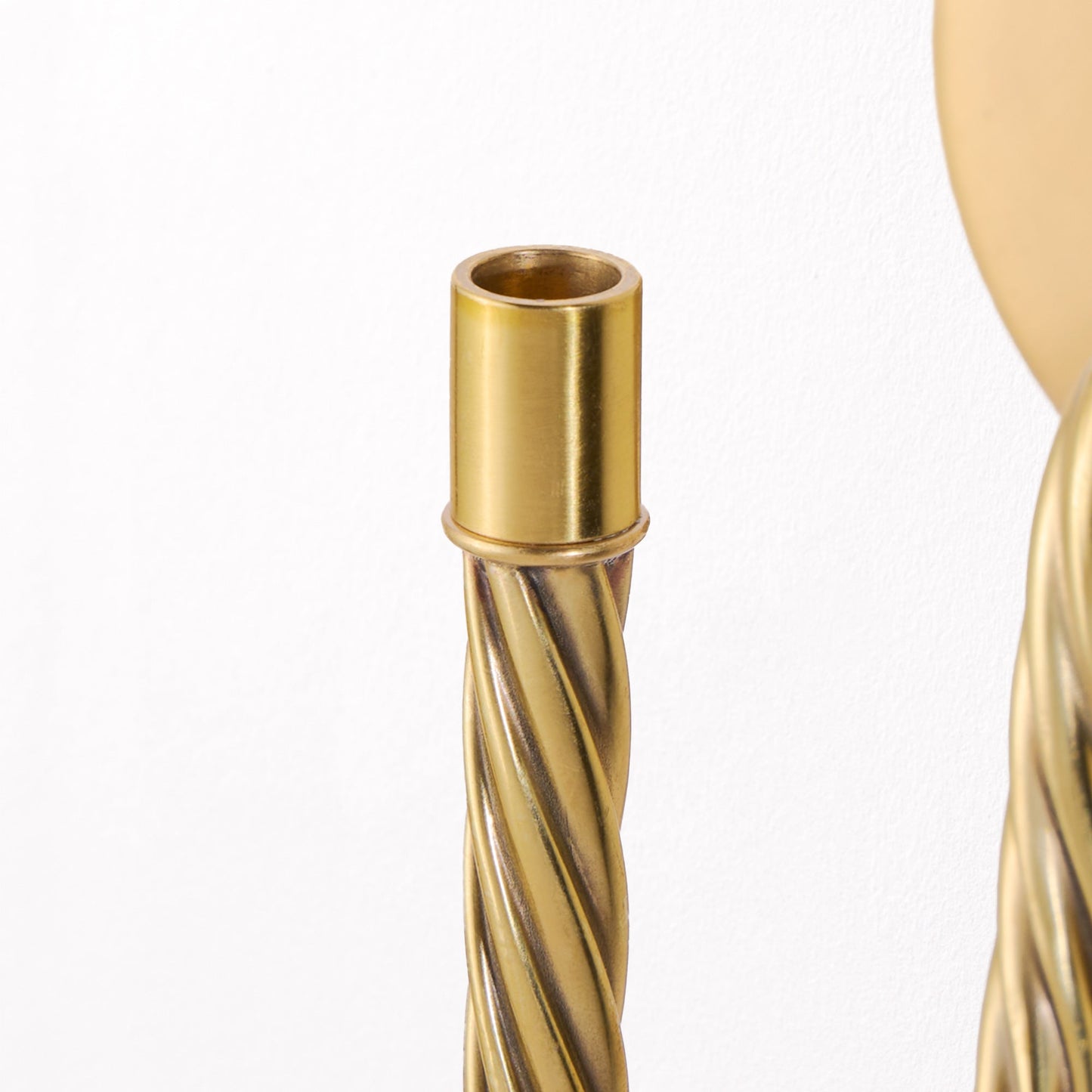 Quingo cordless wall fixture in brass